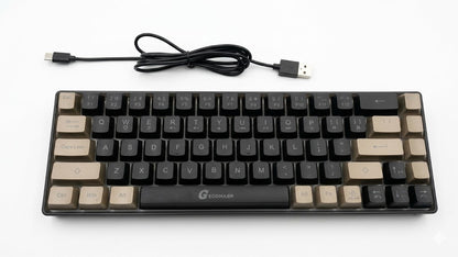 Teclado mecánico para juegos que cuenta con un diseño compacto de 68 teclas y retroiluminación RGb.