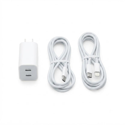 Kit incluye un adaptador de corriente USB-C con doble puerto y dos cables Lightning a USB-C para carga rápida.