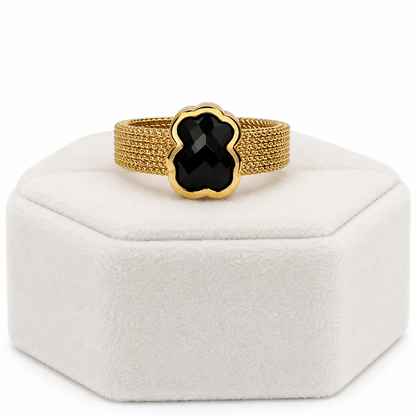 Anillo Dorado con Diseño de Trébol Negro y Banda Texturizada.
