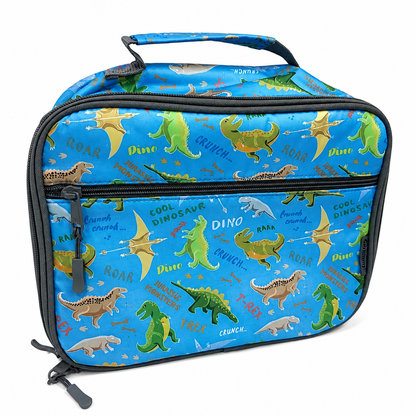 Lonchera azul con estampado de dinosaurios y bolsillo frontal.