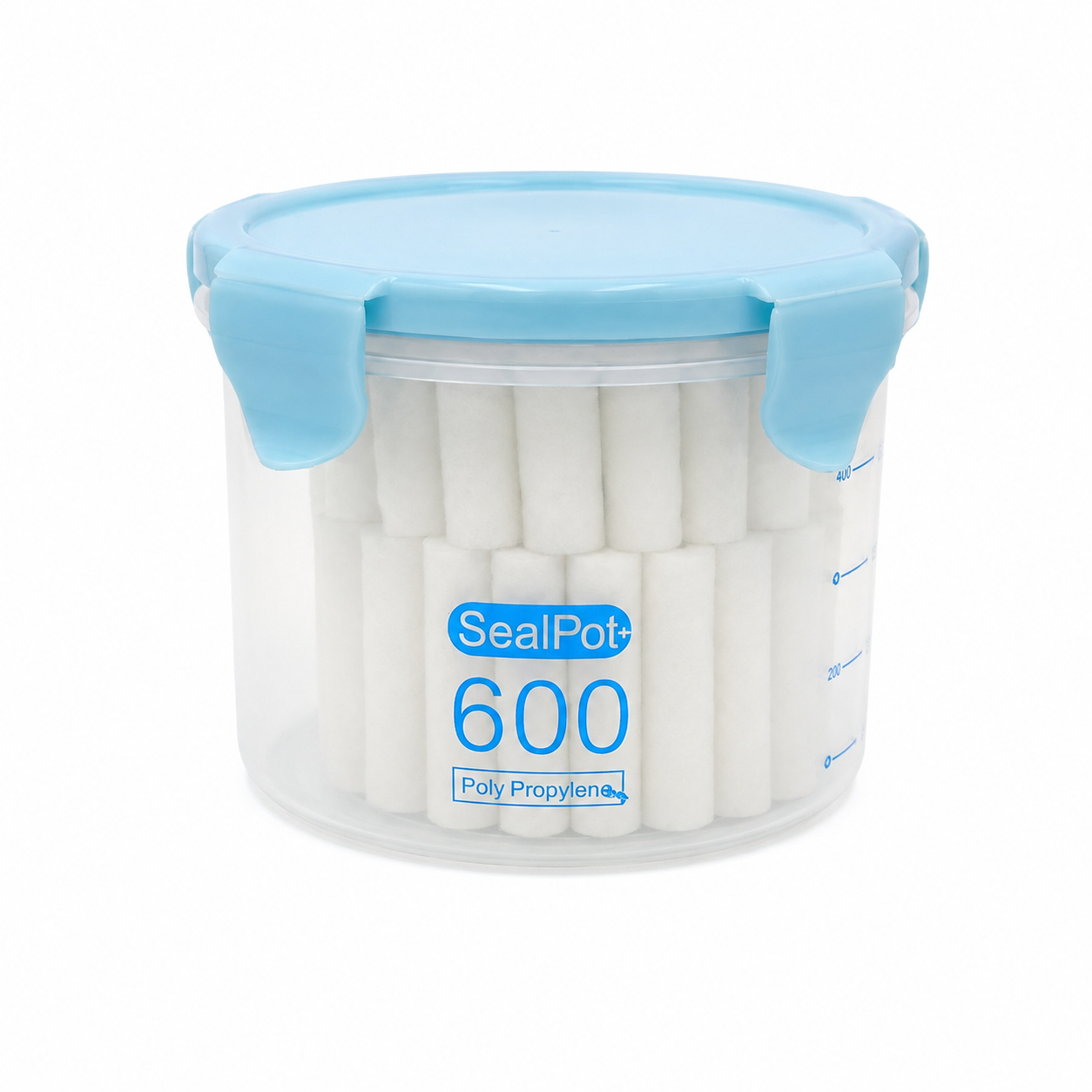 Recipiente hermético transparente con tapa azul de 600 ml para almacenamiento de alimentos.