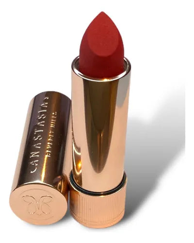 Labial en un tono rojo vibrante, ofrece un acabado mate terciopelado o satinado, dependiendo de la variante específica.