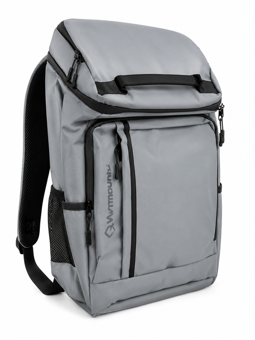 Mochila gris de gran capacidad con múltiples compartimentos y bolsillos laterales.