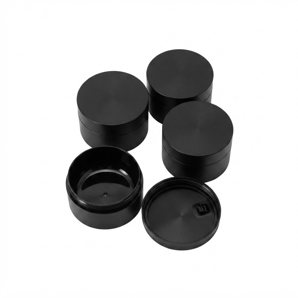 Tarros cosméticos de plástico negro con tapa de rosca.