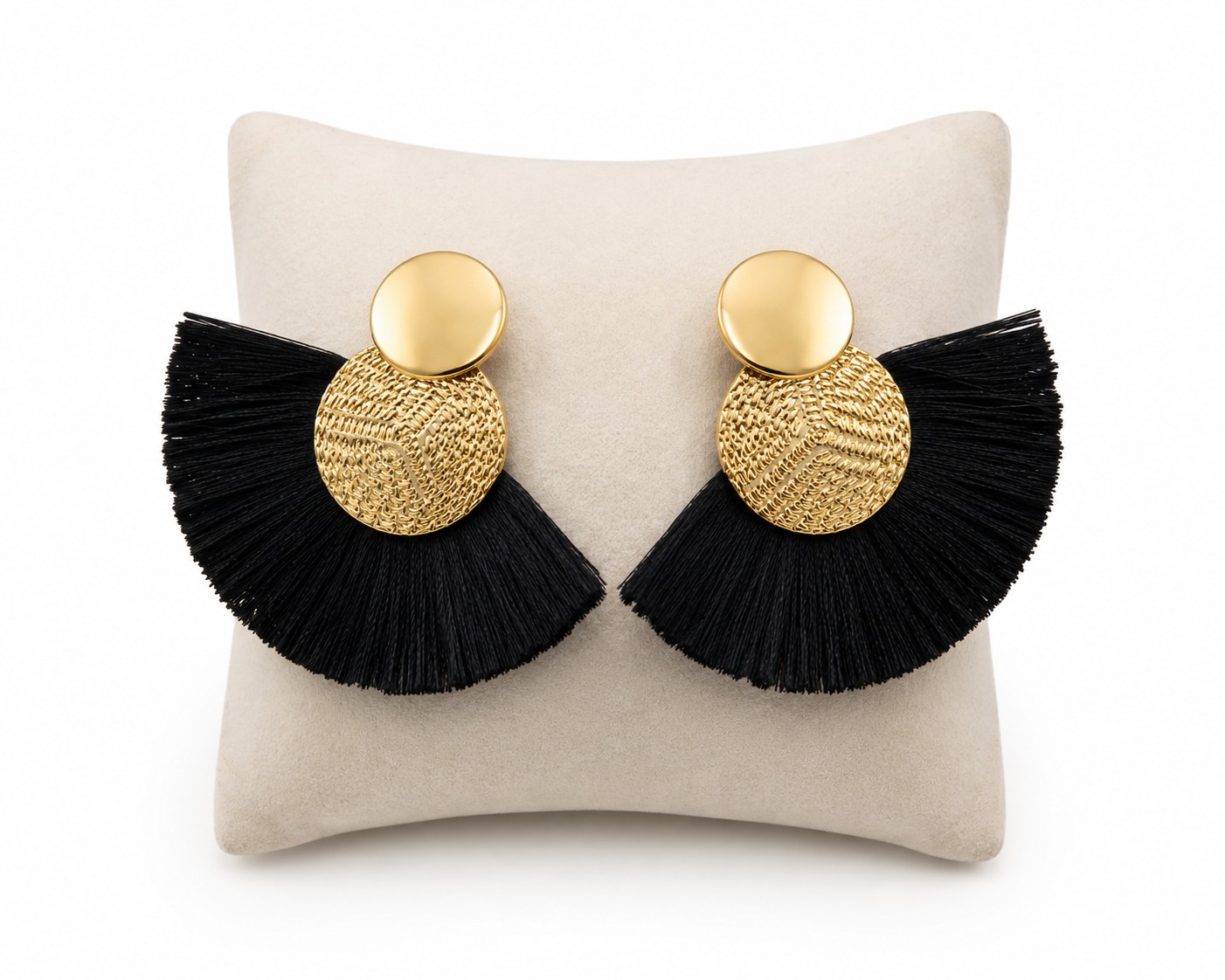 Pendientes Colgantes con Flecos Negros y Diseño Circular Dorado.