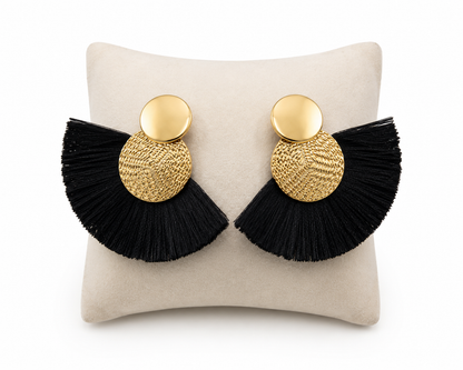 Pendientes Colgantes con Flecos Negros y Diseño Circular Dorado.