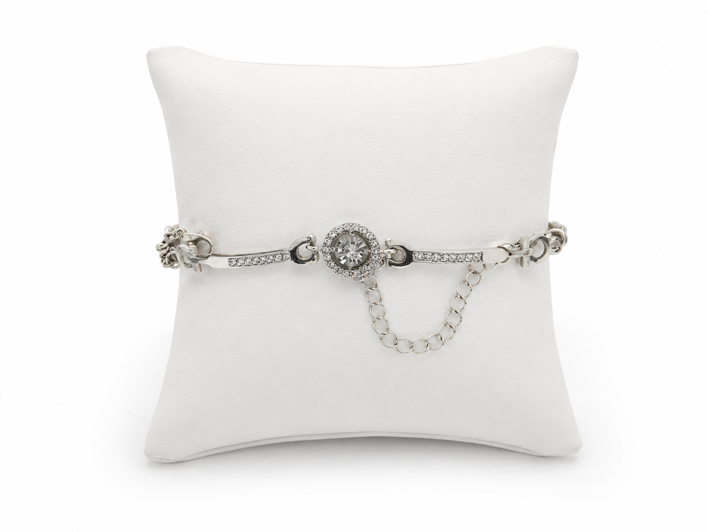 Pulsera Plateada con Cristal Central y Detalles Brillantes.