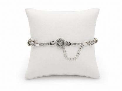 Pulsera Plateada con Cristal Central y Detalles Brillantes.
