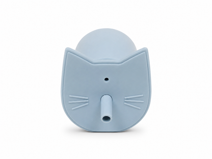 Botella dispensadora portátil de silicona con boquilla y diseño de gato color azul.