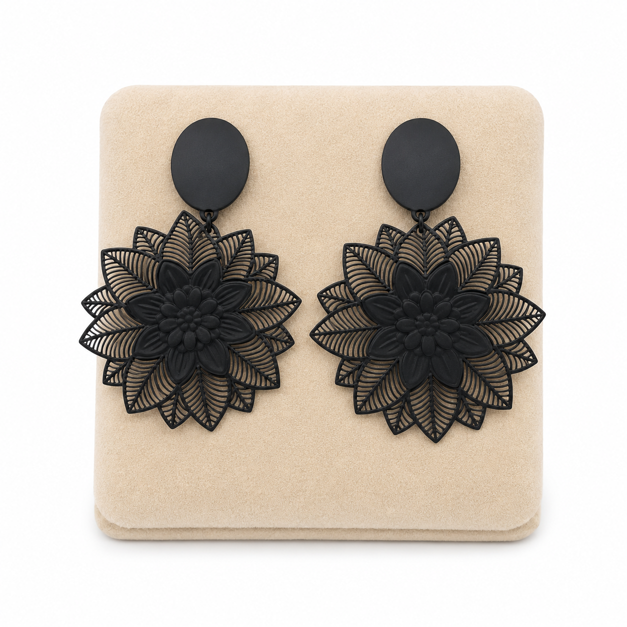 Aretes colgantes con diseño floral en color negro.
