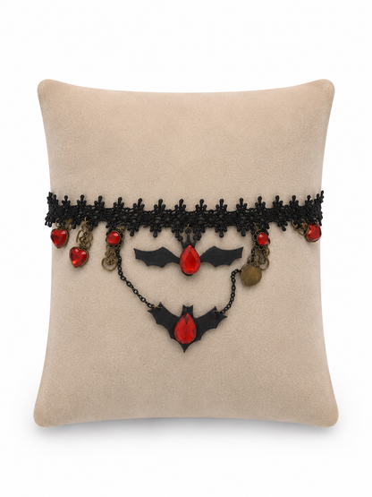 Collar Gótico de Encaje con Dijes de Murciélago y Cristales Rojos.