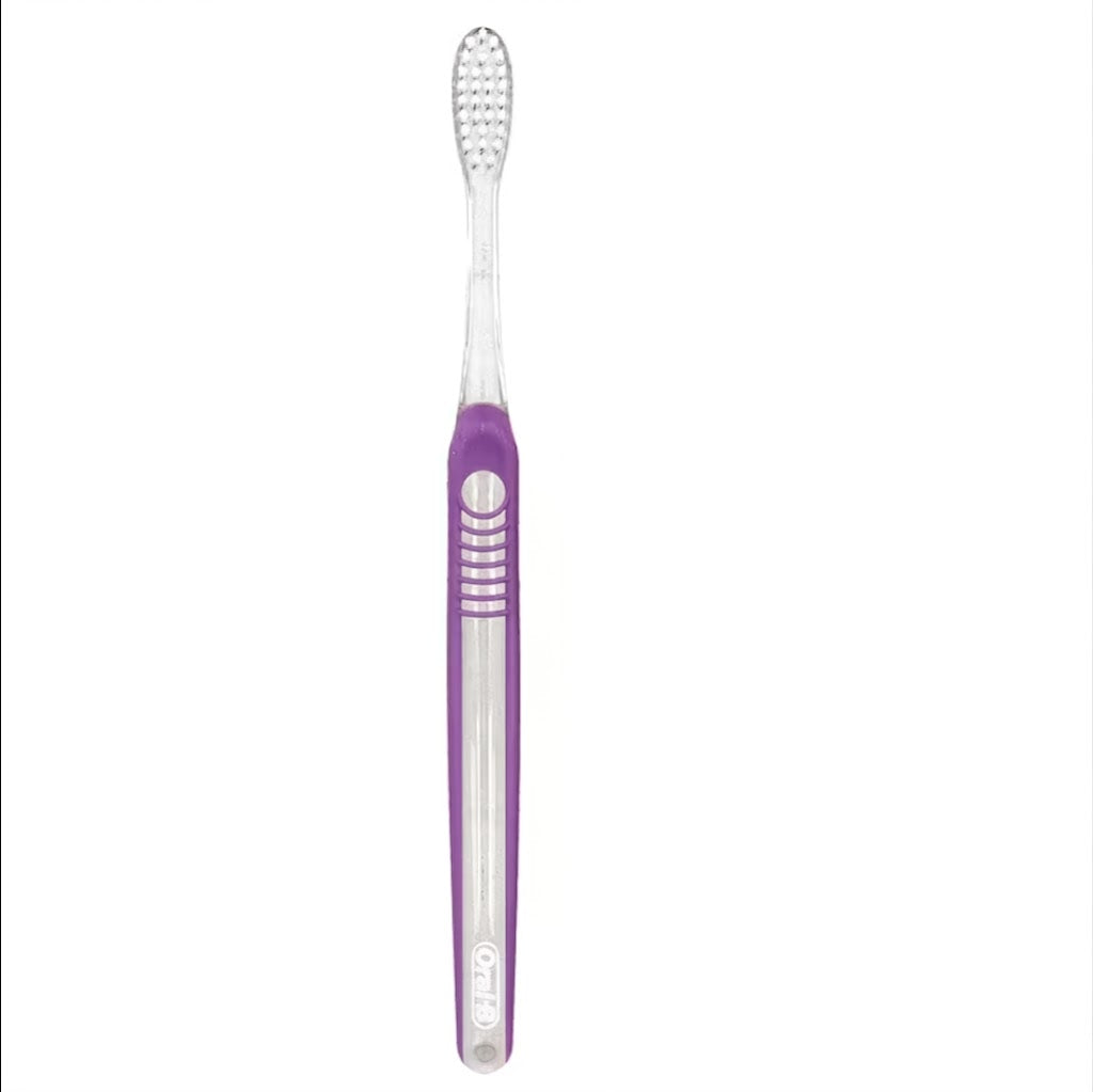 Cepillo de dientes color morado.