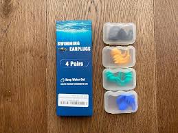 Tapones para los oídos de natación vienen en un paquete de 4 pares y están diseñados para mantener el agua fuera.
