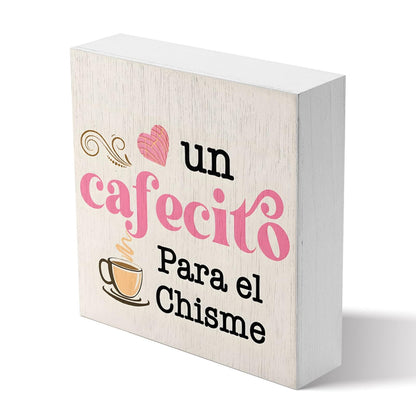 Cuadro decorativo de madera con frase “Un cafecito para el chisme”.