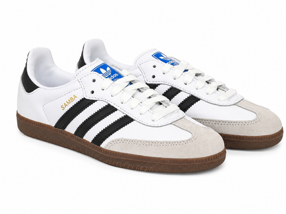 Tenis deportivos blancos con detalles negros, suela color caramelo y talla 7 1/2.