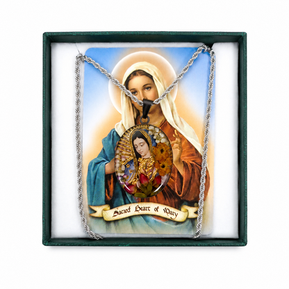 Collar con colgante ovalado de la Virgen de Guadalupe y cadena en color plateado.