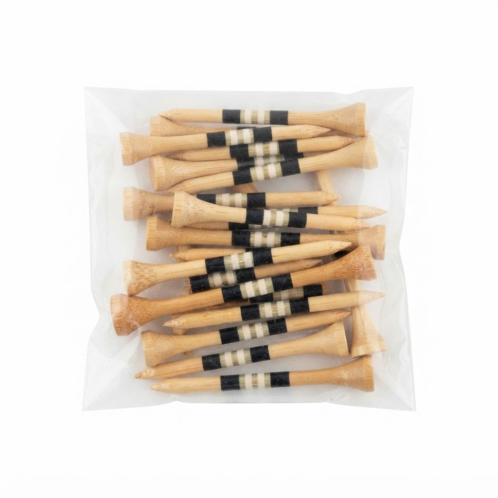 Tees de golf están fabricados comúnmente de bambú o madera dura.