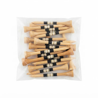 Tees de golf están fabricados comúnmente de bambú o madera dura.