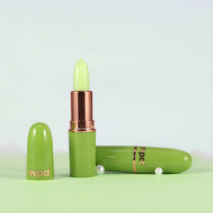 Bálsamo labial que cuenta con un tubo verde y un mecanismo giratorio color cobre, diseñado para cambiar de color según el pH de tus labios, en el tono 01.