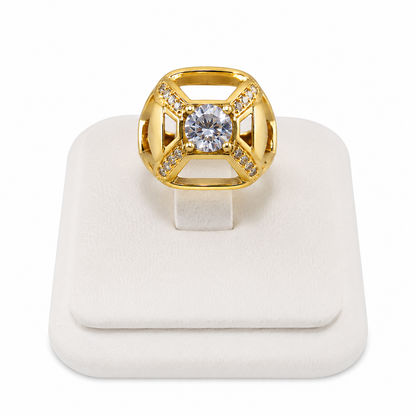 Anillo con piedra central redonda color dorado talla 11.
