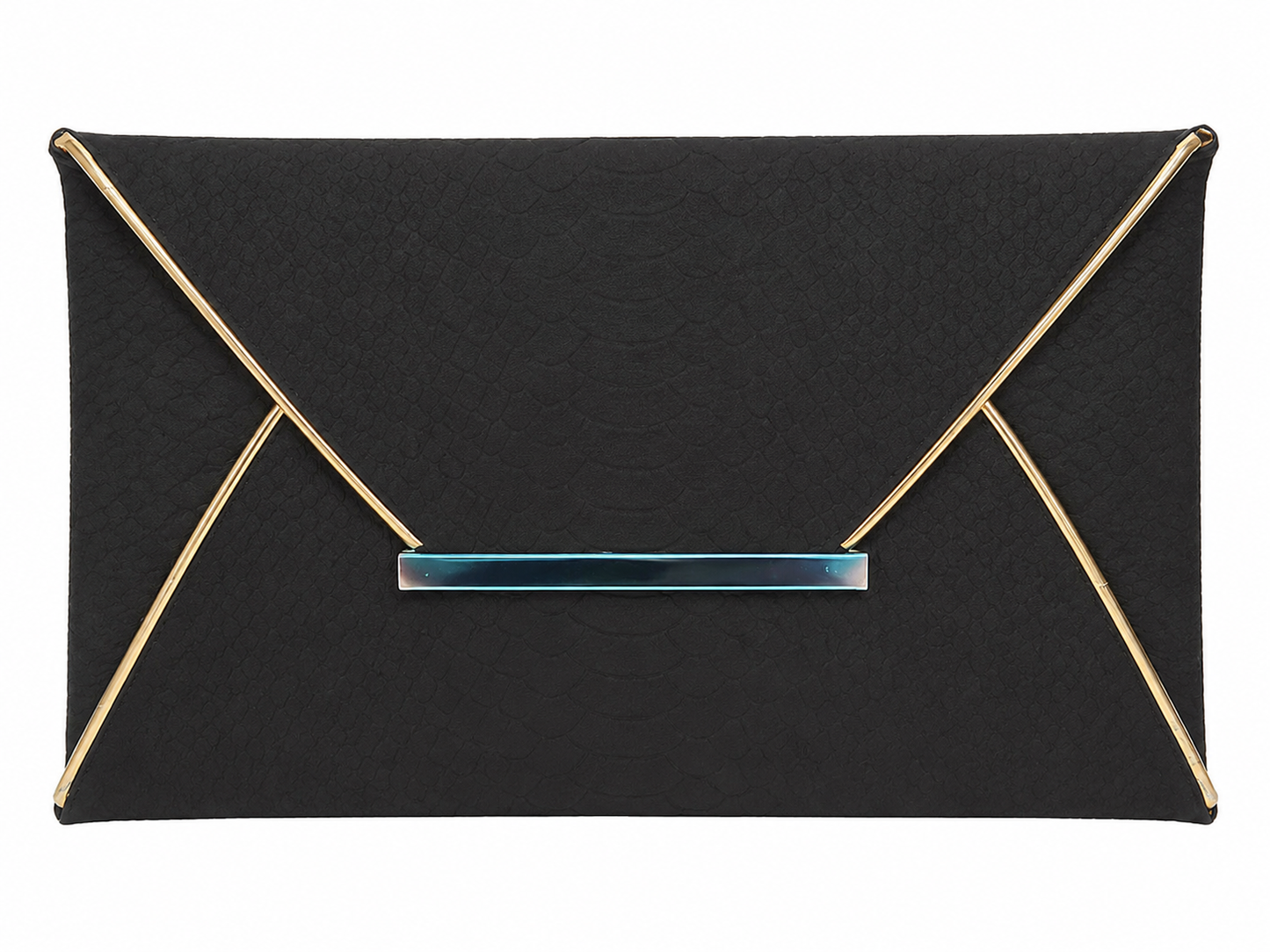 Bolso de mano tipo sobre negro con textura y detalles metálicos dorados.