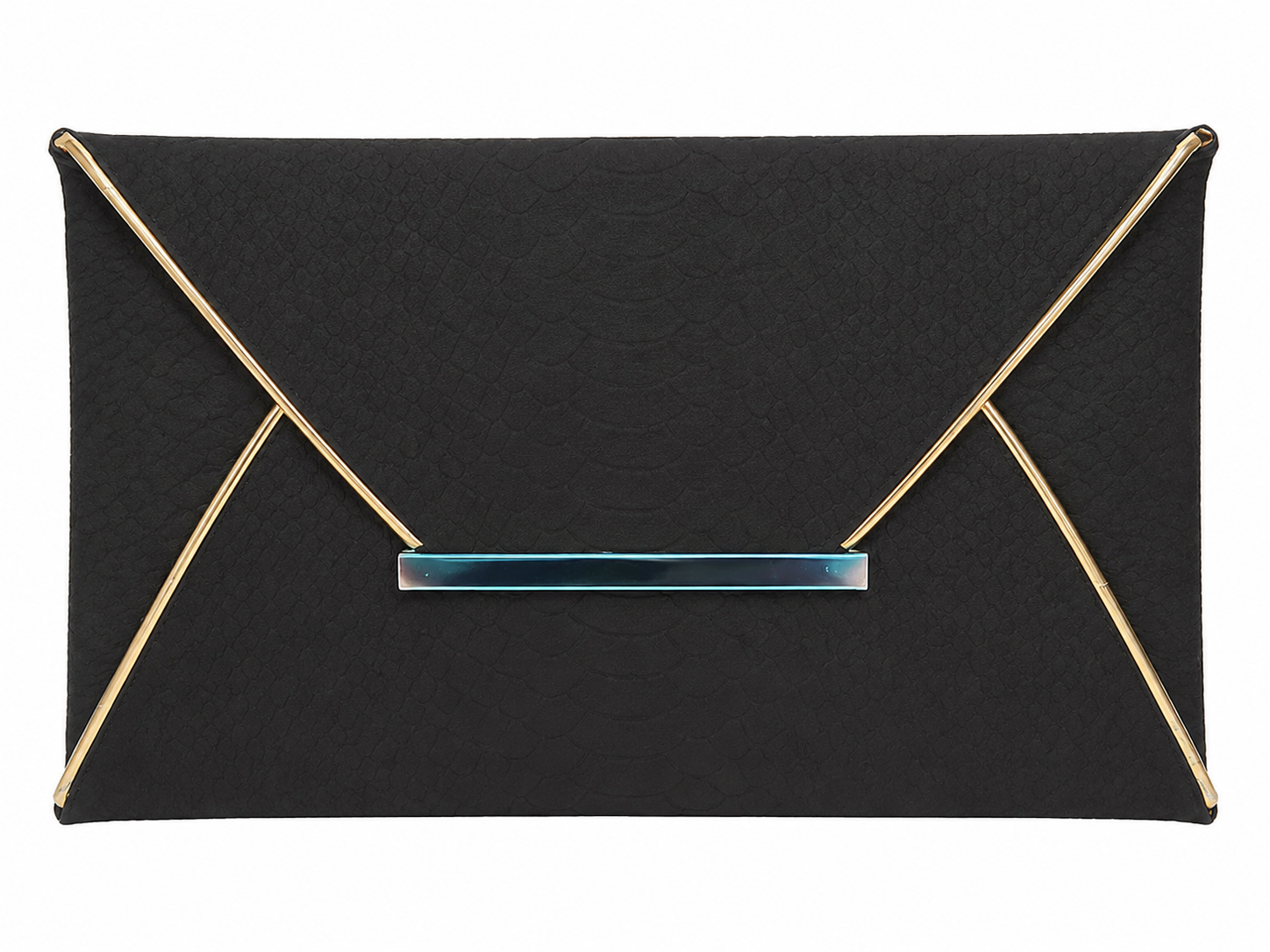 Bolso de mano tipo sobre negro con textura y detalles metálicos dorados.