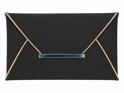Bolso de mano tipo sobre negro con textura y detalles metálicos dorados.