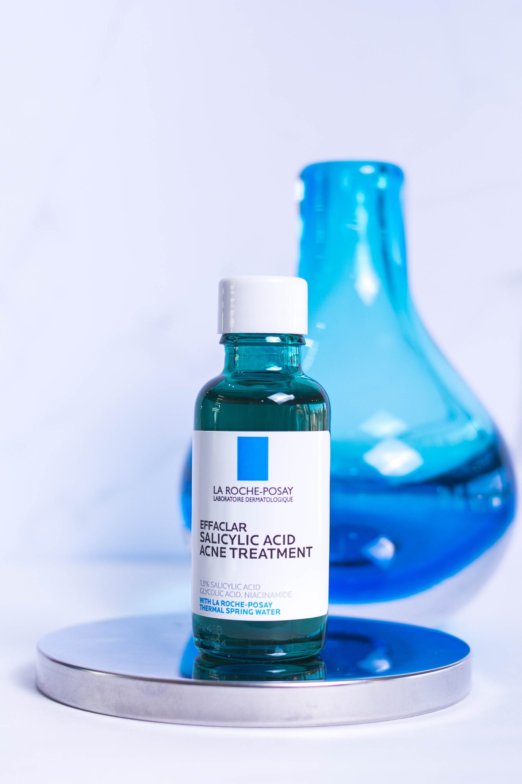 Sérum ligero diseñado específicamente para el tratamiento de pieles grasas con tendencia al acné, elimina los granos, espinillas y puntos negros activos, ayudando a prevenir futuros brotes.
