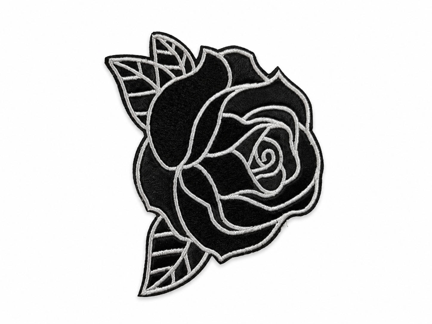 Aplique Bordado Decorativo de Rosa Negra con Detalles Blancos.