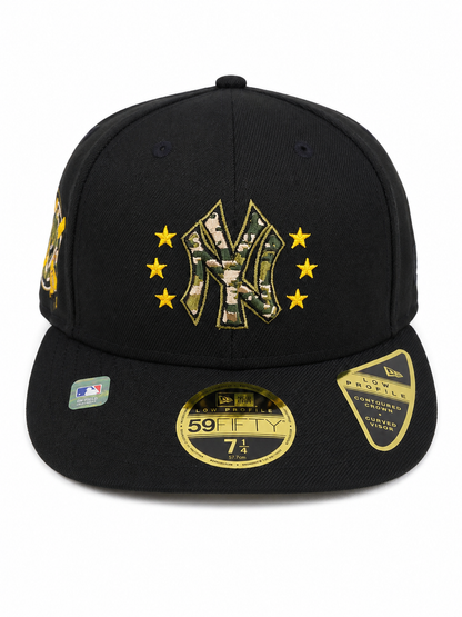 Gorra de béisbol negra de perfil bajo con bordado estilo camuflaje y visera curva.
