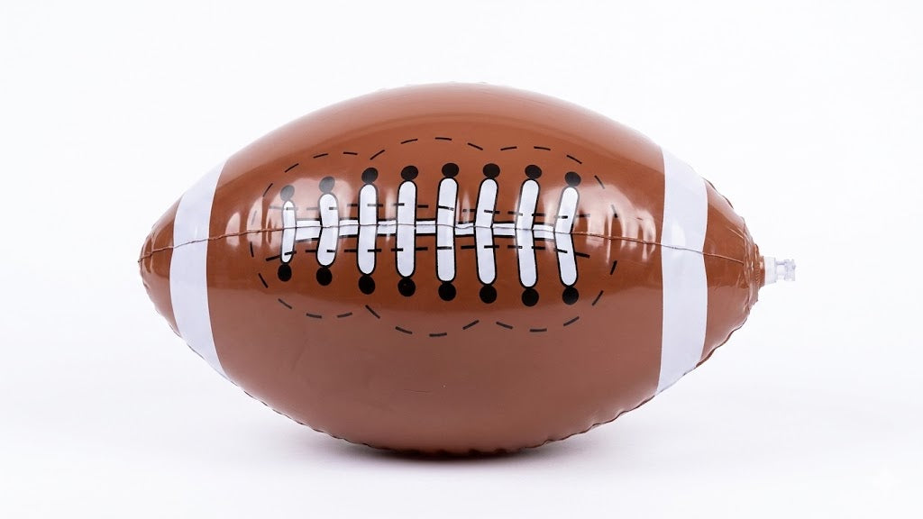 Balón de fútbol americano inflable de plástico, ideal para fiestas y decoración.