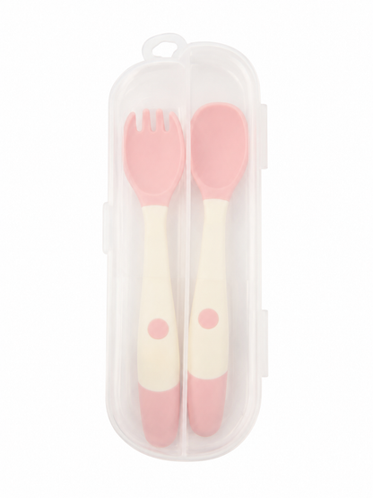 Juego de cubiertos infantiles reutilizables con estuche portátil, cuchara y tenedor color rosa.