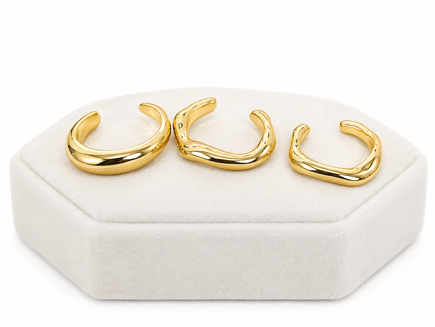Set de 3 Anillos Abiertos Dorados con Diseño Ondulado.