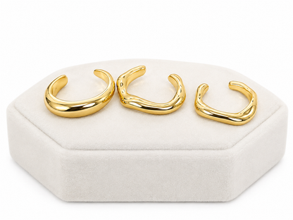 Set de 3 Anillos Abiertos Dorados con Diseño Ondulado.