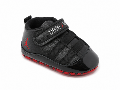 Tenis para Bebé Color Negro y Rojo con Cierre de Velcro, Talla 19.