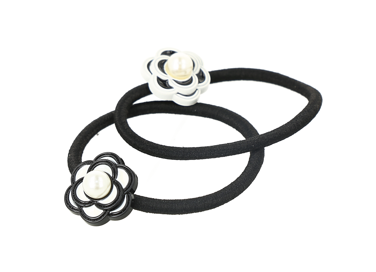 Set de dos ligas para el cabello negras con decoraciones de flores
