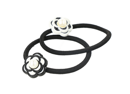 Set de dos ligas para el cabello negras con decoraciones de flores