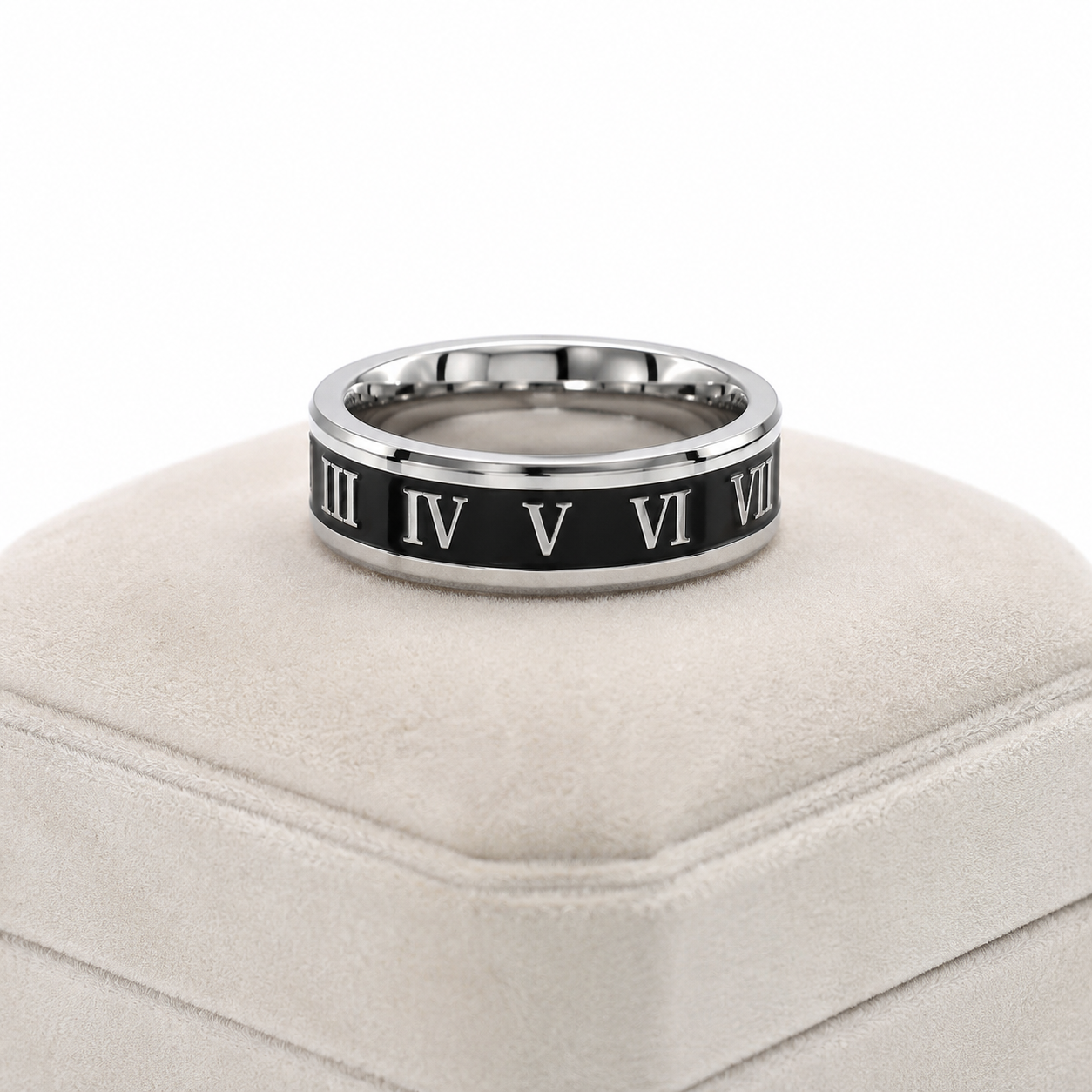 Anillo de diseño clásico con números romanos en color negro y plateado, talla 7.