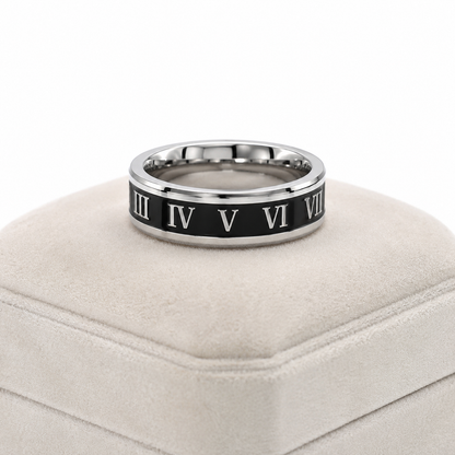Anillo de diseño clásico con números romanos en color negro y plateado, talla 7.