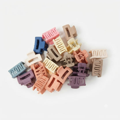 Pack de 20 pinzas para el cabello son clips de garra pequeños y rectangulares con un diseño hueco.