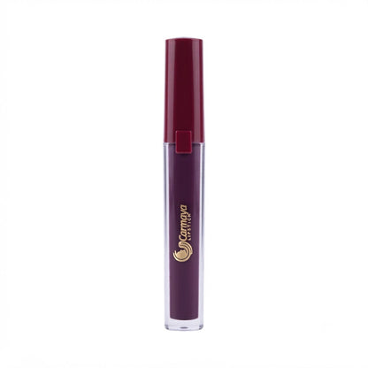 Labial líquido con un empaque transparente que muestra un tono burdeos profundo.