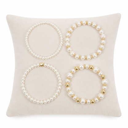 Pulseras de perlas.