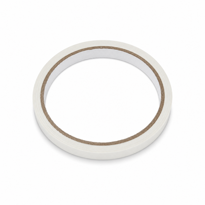 Cinta adhesiva delgada color blanco para manualidades y decoración.