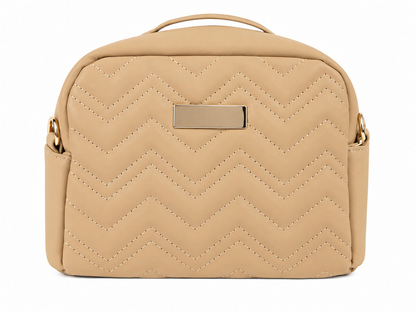 Bolso de hombro compacto acolchado color beige con diseño de líneas en zigzag.