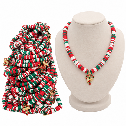 Set de 32 collares con cuentas rojas, verdes y blancas y dijes navideños.