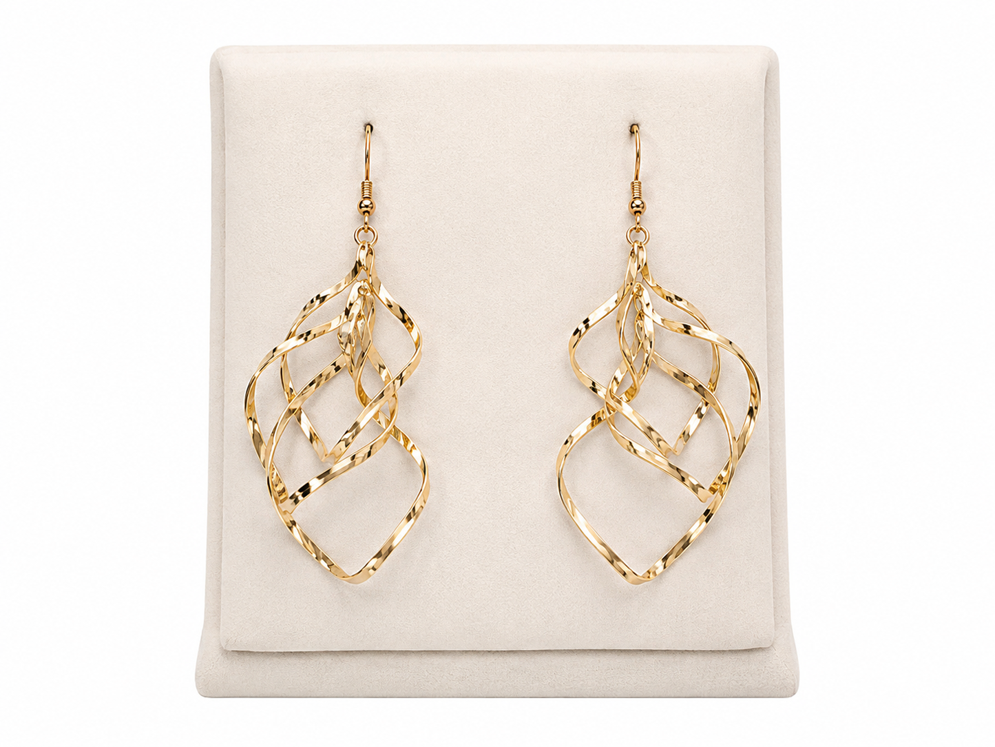 Aretes colgantes dorados con diseño geométrico entrelazado.