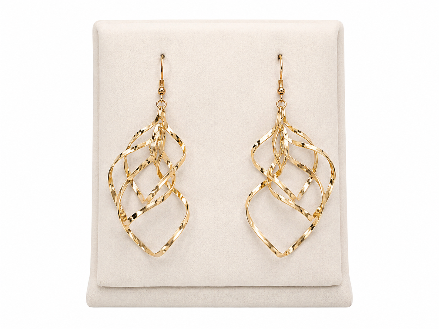 Aretes colgantes dorados con diseño geométrico entrelazado.