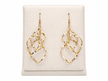 Aretes colgantes dorados con diseño geométrico entrelazado.