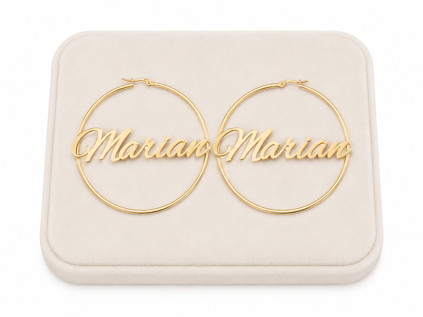 Aretes de aro personalizados color dorado con nombre Mariana.