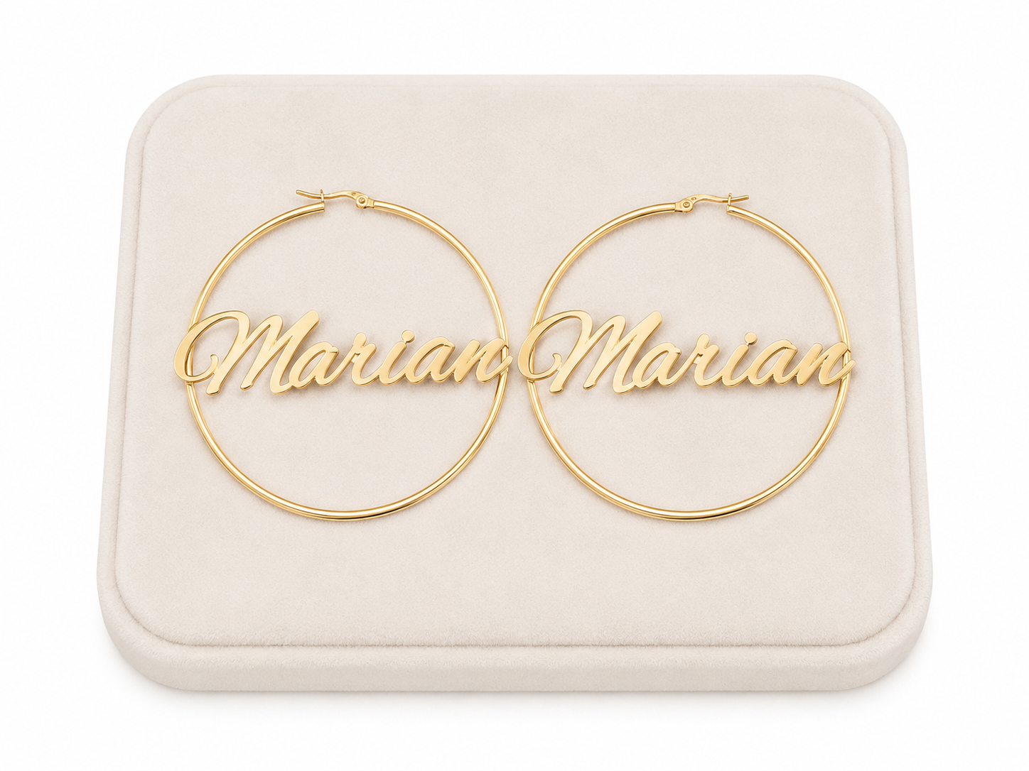 Aretes de aro personalizados color dorado con nombre Mariana.